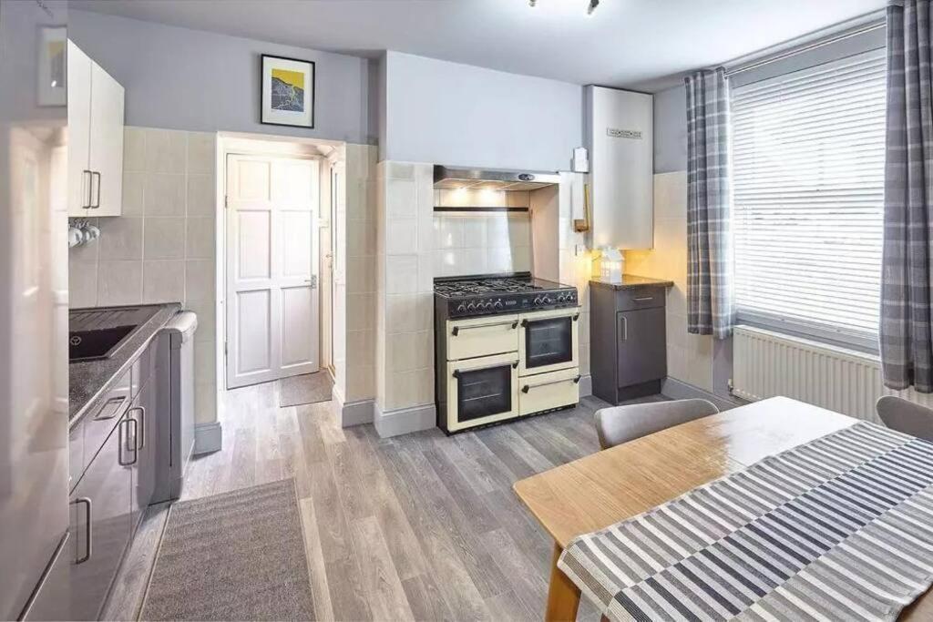 May House 3 Bedroomed House Whitby Bagian luar foto